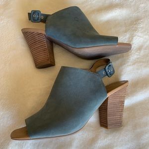Franco Sarto The Artists Collection blue suede stacked heel pumps